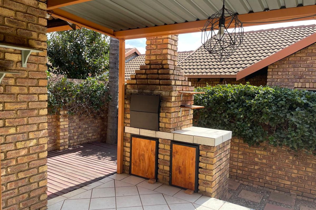 Beautiful 2 bed Town House !! - Photo 2