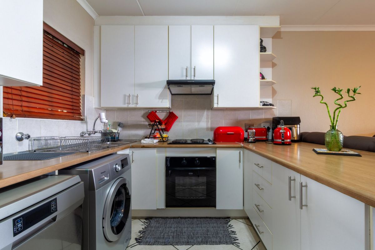 Beautifully Maintained and Unique 2 Bedroom Ground Floor Unit in a Small, Secure Complex. - Photo 4