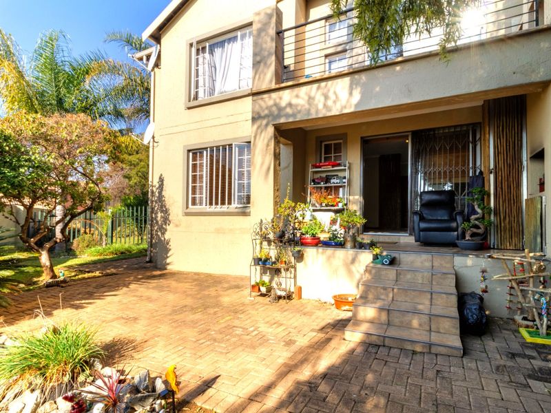 Beautifully Maintained and Unique 2 Bedroom Ground Floor Unit in a Small, Secure Complex. - Photo 2