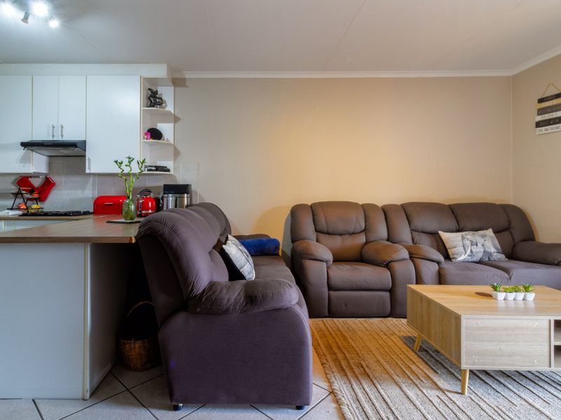 Beautifully Maintained and Unique 2 Bedroom Ground Floor Unit in a Small, Secure Complex. - Photo 6