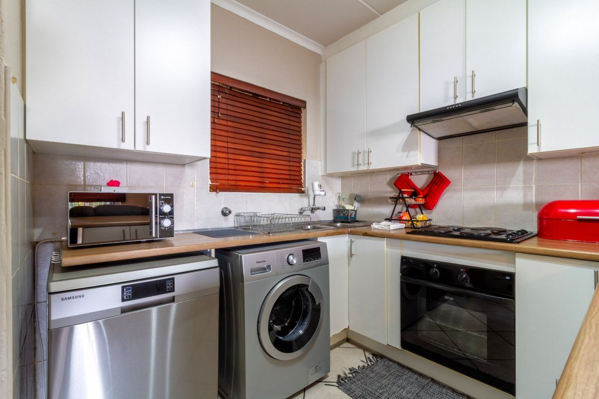 Beautifully Maintained and Unique 2 Bedroom Ground Floor Unit in a Small, Secure Complex. - Photo 3