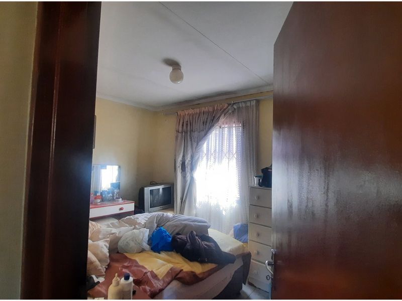 TWO BEDROOM RDP HOUSE IN TEMBISA  - Photo 4