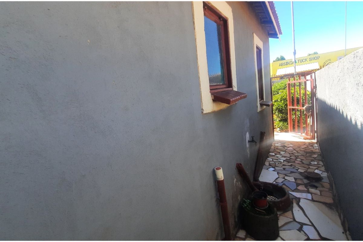 TWO BEDROOM RDP HOUSE IN TEMBISA  - Photo 2
