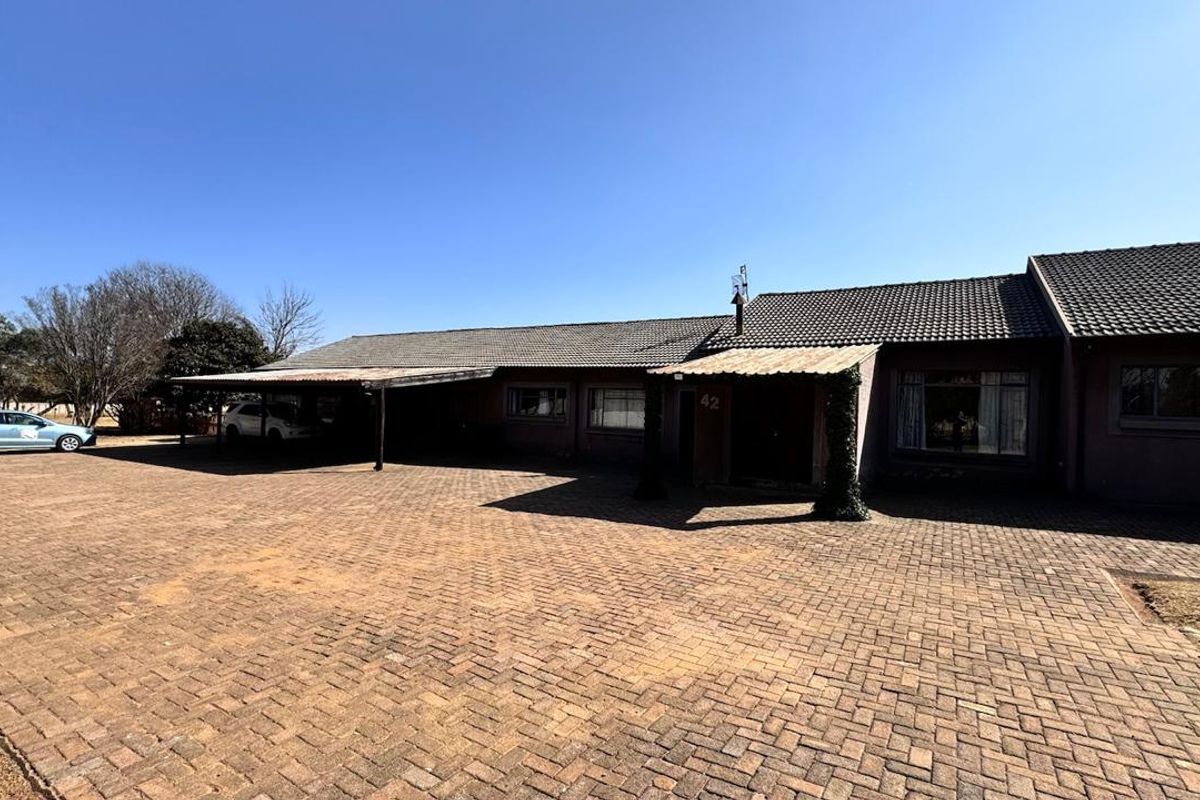 7 Bedroom as 3 Houses in Babsfontein!!!!! - Photo 3