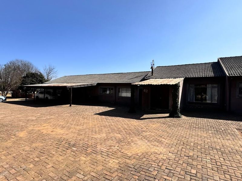 7 Bedroom as 3 Houses in Babsfontein!!!!! - Photo 3