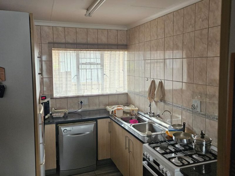 Charming 3-Bedroom Townhouse – Comfort, Style & Convenience - Photo 6