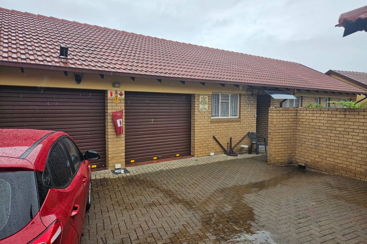 Charming 3-Bedroom Townhouse – Comfort, Style & Convenience - Photo 2