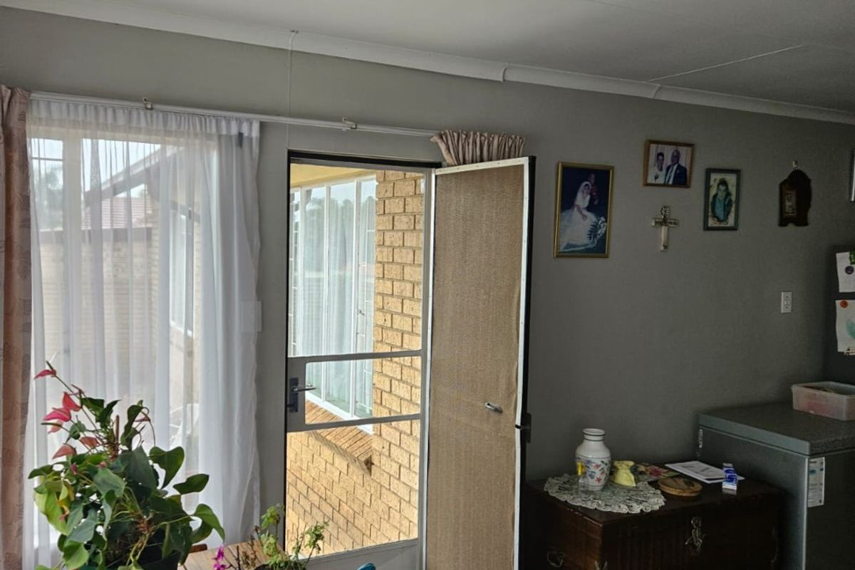 Charming 3-Bedroom Townhouse – Comfort, Style & Convenience - Photo 3