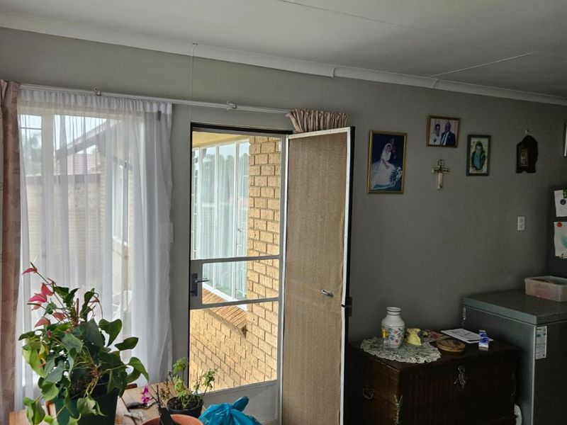 Charming 3-Bedroom Townhouse – Comfort, Style & Convenience - Photo 3