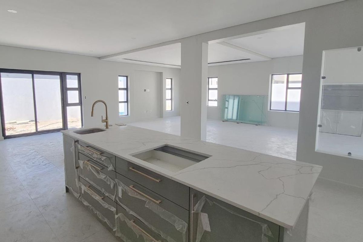 Luxury 4-Bedroom Family Home with Private Pool in Sandown - Photo 2