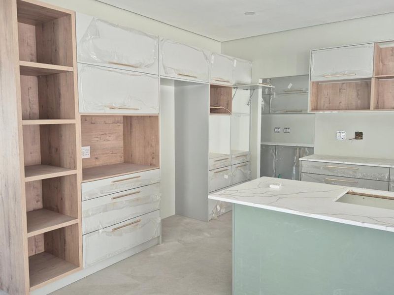 Luxury 4-Bedroom Family Home with Private Pool in Sandown - Photo 3