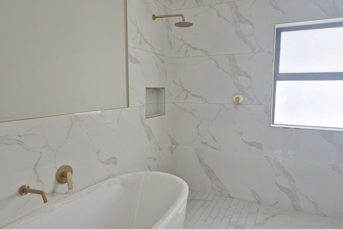 Luxury 4-Bedroom Family Home with Private Pool in Sandown - Photo 4