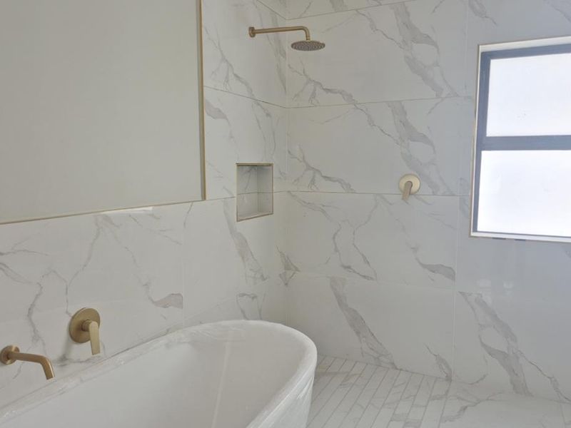 Luxury 4-Bedroom Family Home with Private Pool in Sandown - Photo 4