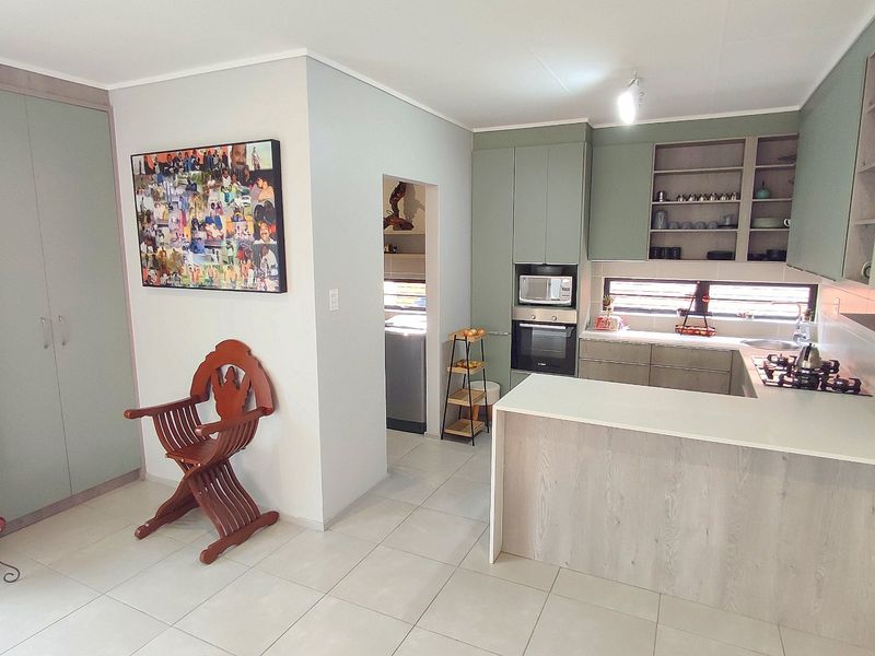 Elegant 4-Bedroom Home in The Manhattan Estate, Centurion - Photo 8