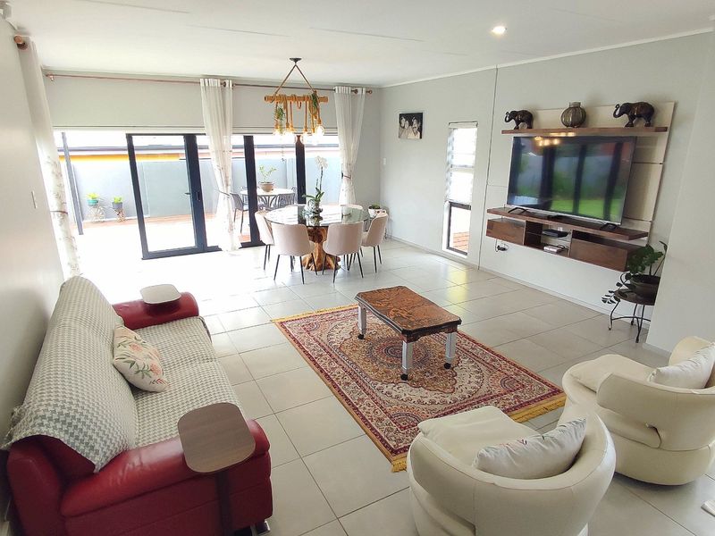 Elegant 4-Bedroom Home in The Manhattan Estate, Centurion - Photo 3