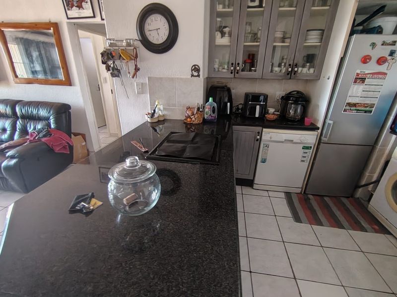 2 Bed 2 Bath Ground floor unit in popular holiday letting complex - Photo 8