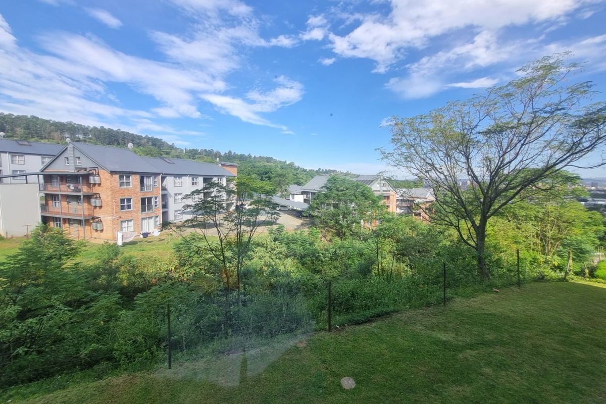 Spacious 2-Bedroom Apartment with Scenic Views – Prime Location - Photo 2
