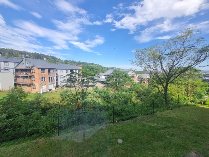 Spacious 2-Bedroom Apartment with Scenic Views – Prime Location - Photo 2
