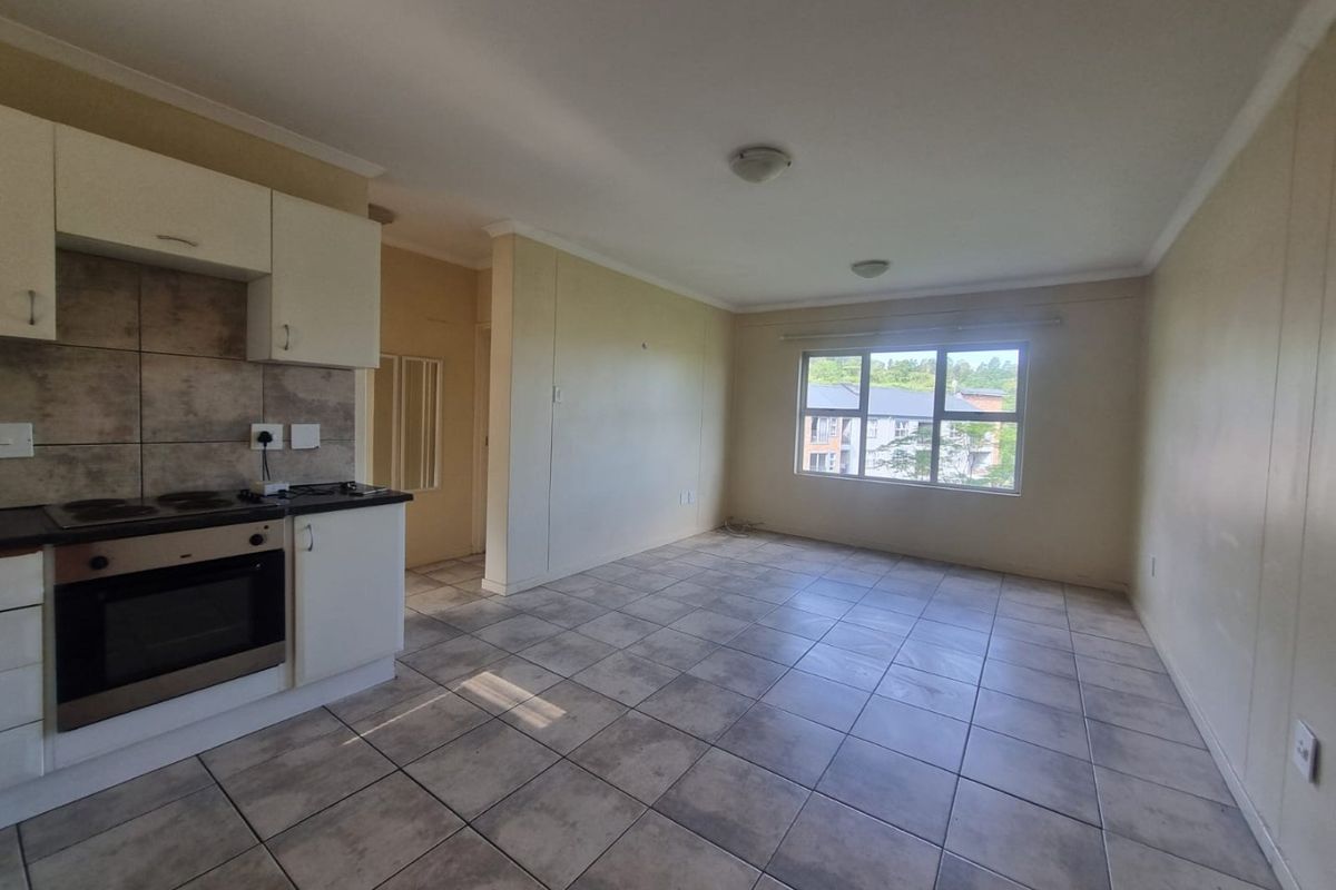 Spacious 2-Bedroom Apartment with Scenic Views – Prime Location - Photo 5