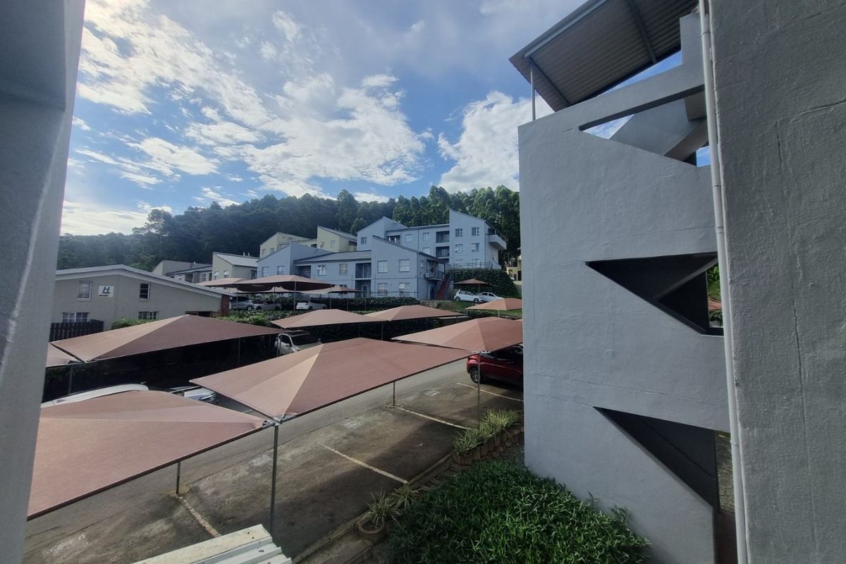 Spacious 2-Bedroom Apartment with Scenic Views – Prime Location - Photo 3