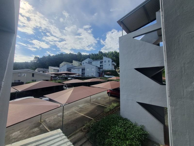 Spacious 2-Bedroom Apartment with Scenic Views – Prime Location - Photo 3