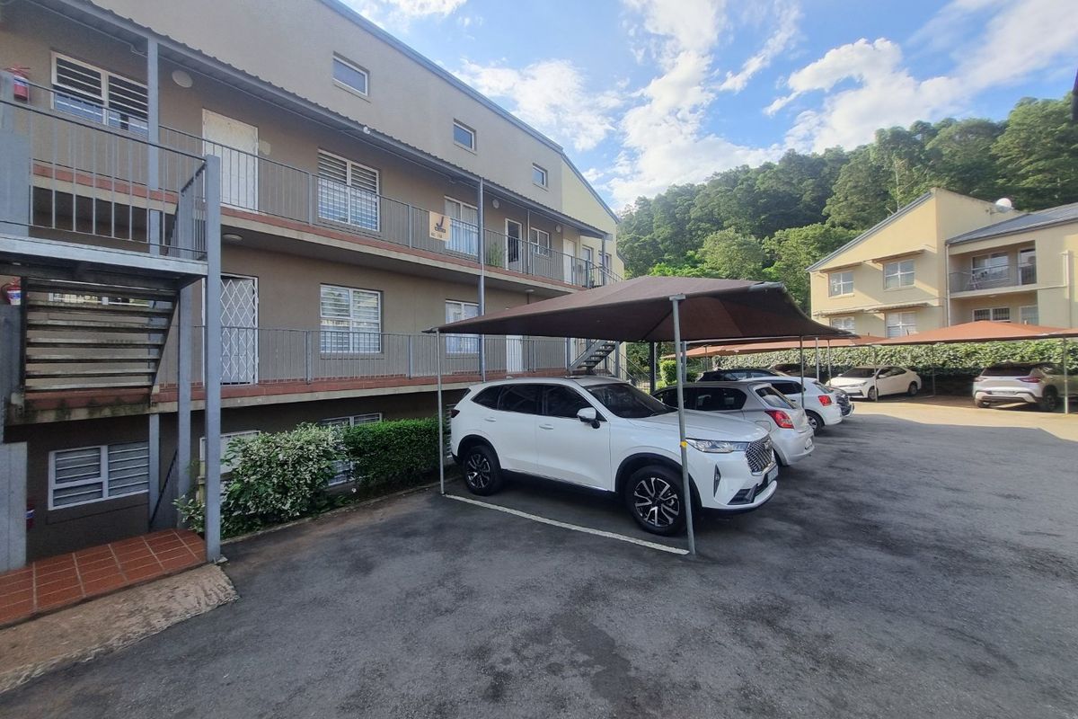 Spacious Ground Floor 2-Bedroom Apartment with Private Patio & Scenic Views - Photo 3