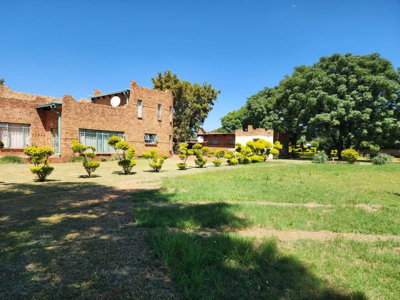 FOR SALE!  6 Bedroom Castle-Style Country Home with Pool  - Photo 2