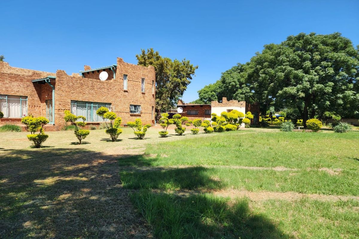 FOR SALE!  6 Bedroom Castle-Style Country Home with Pool  - Photo 2