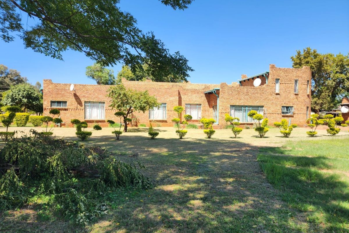 FOR SALE!  6 Bedroom Castle-Style Country Home with Pool  - Photo 2