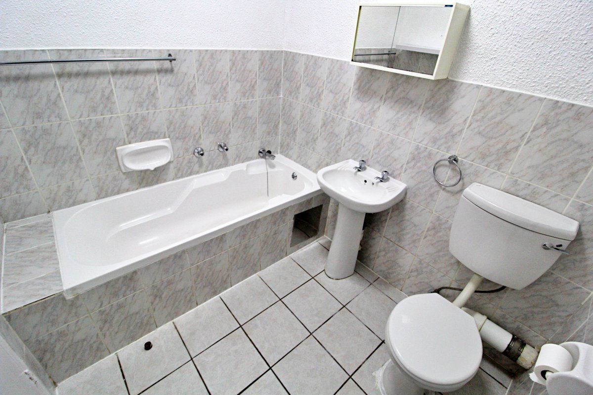 Charming 2-Bedroom Townhouse with Panoramic Views - Photo 3