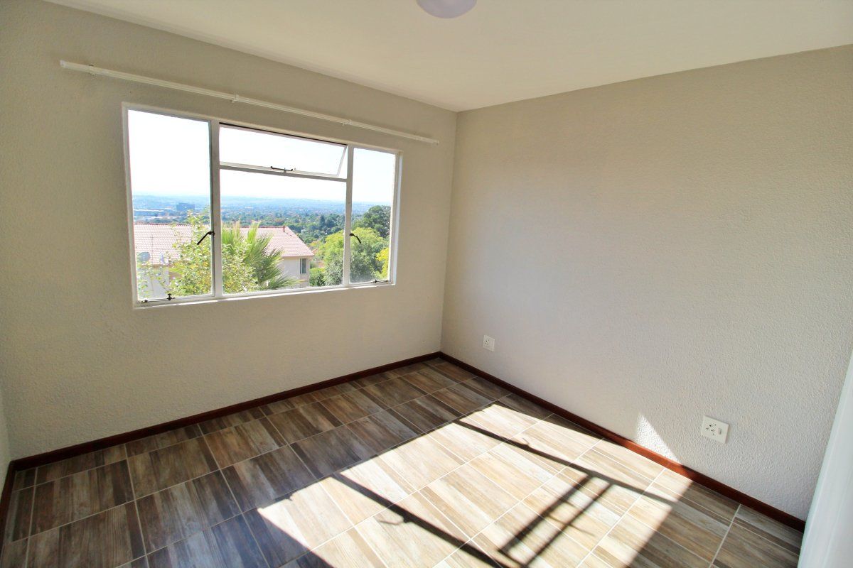 Charming 2-Bedroom Townhouse with Panoramic Views - Photo 5