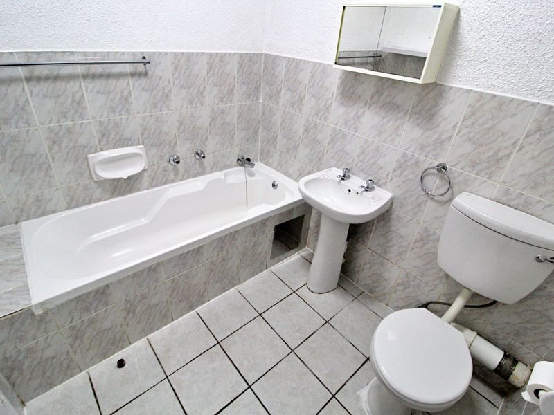 Charming 2-Bedroom Townhouse with Panoramic Views - Photo 3
