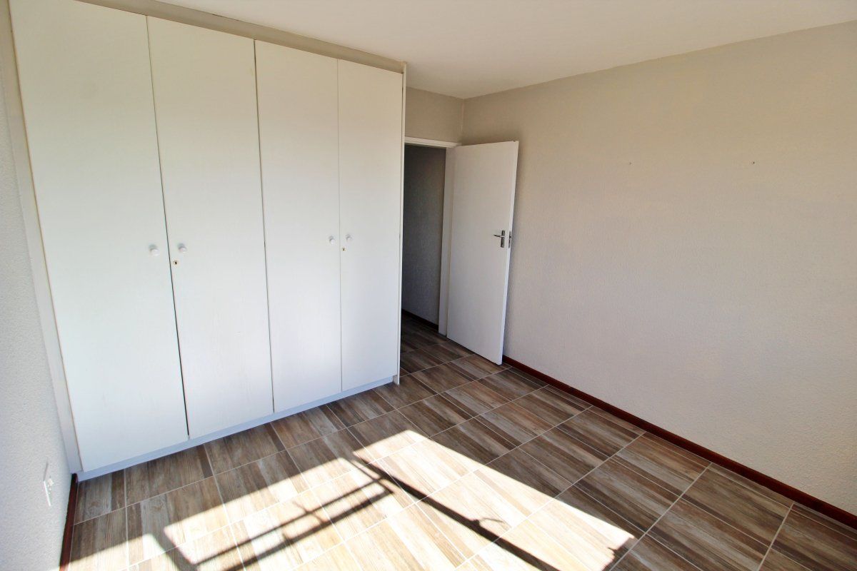 Charming 2-Bedroom Townhouse with Panoramic Views - Photo 4