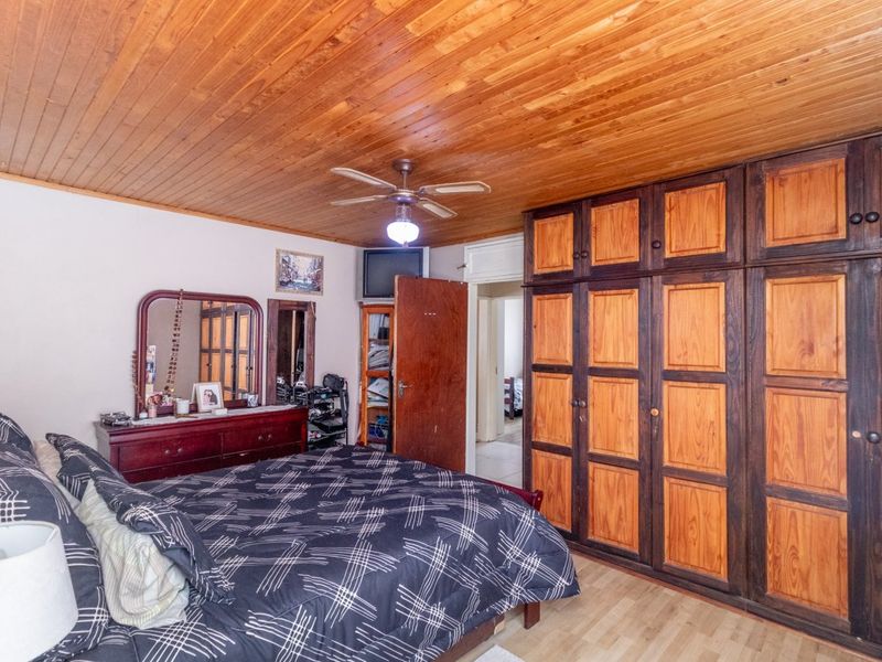 Stylish 3-Bedroom Family Home with Pool & Spacious Yard  - Photo 10