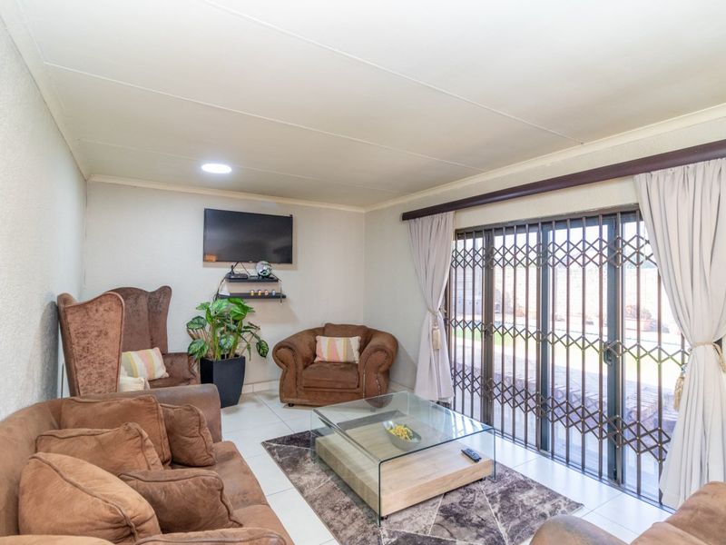 Stylish 3-Bedroom Family Home with Pool & Spacious Yard  - Photo 6