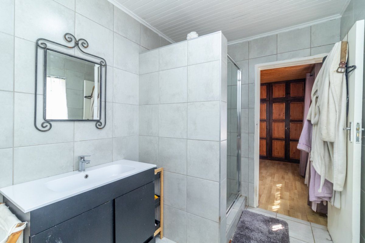 Stylish 3-Bedroom Family Home with Pool & Spacious Yard  - Photo 4