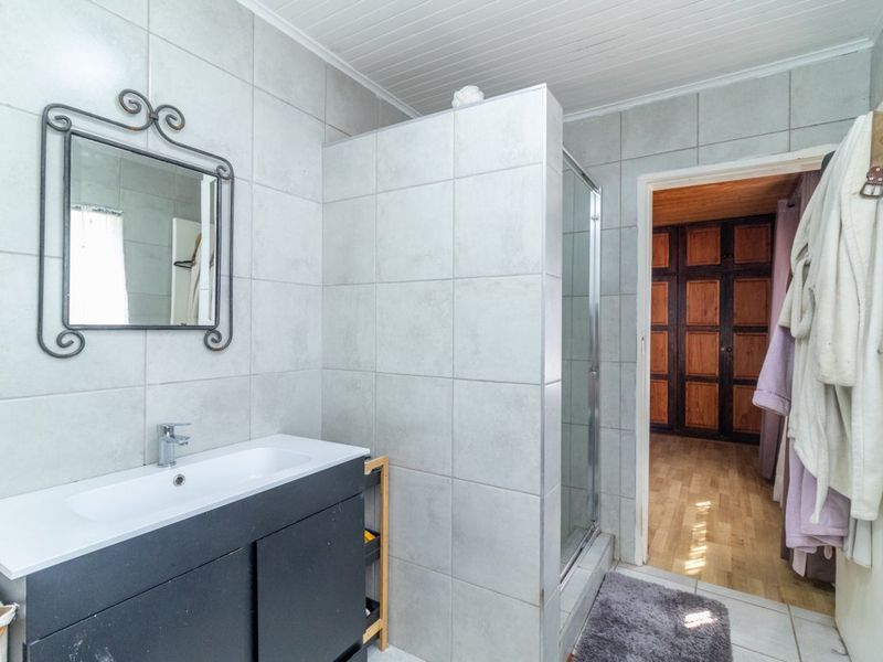 Stylish 3-Bedroom Family Home with Pool & Spacious Yard  - Photo 4