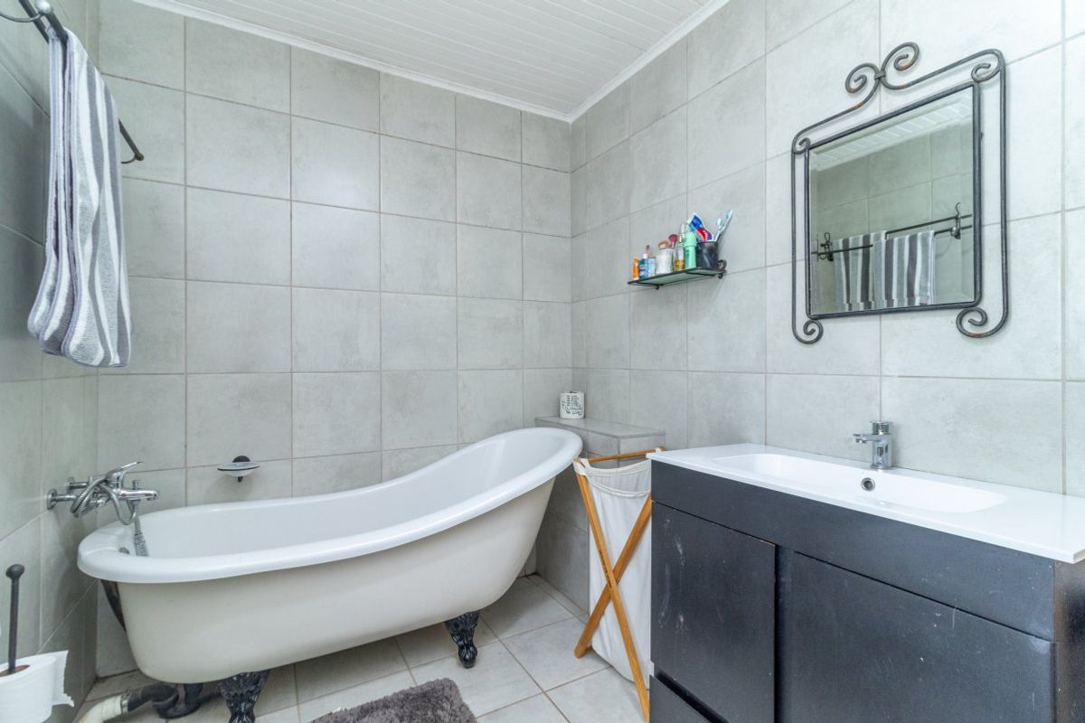 Stylish 3-Bedroom Family Home with Pool & Spacious Yard  - Photo 5