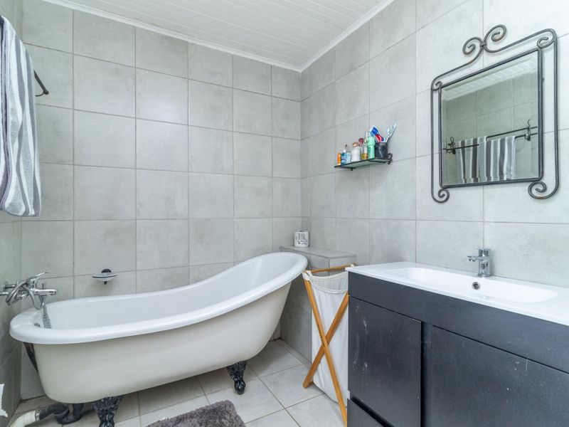 Stylish 3-Bedroom Family Home with Pool & Spacious Yard  - Photo 5