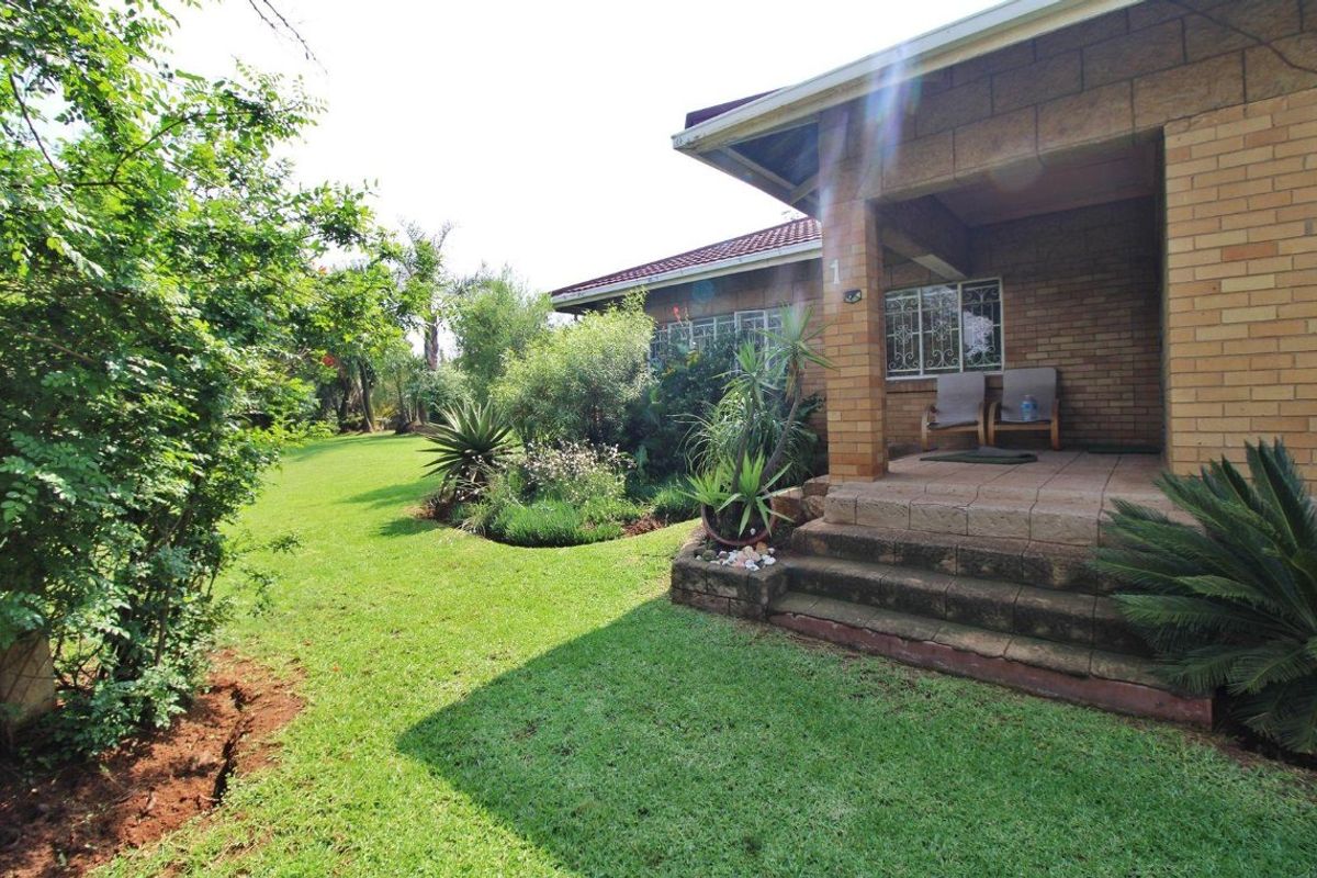 3 Bedroom House Plus a Cottage on 1215 sqm. - Photo 2