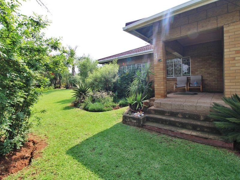 3 Bedroom House Plus a Cottage on 1215 sqm. - Photo 2