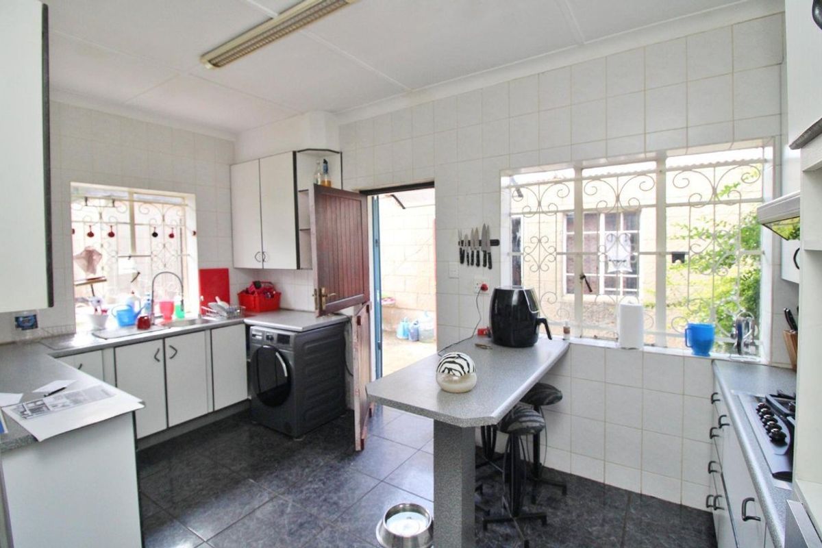 3 Bedroom House Plus a Cottage on 1215 sqm. - Photo 4