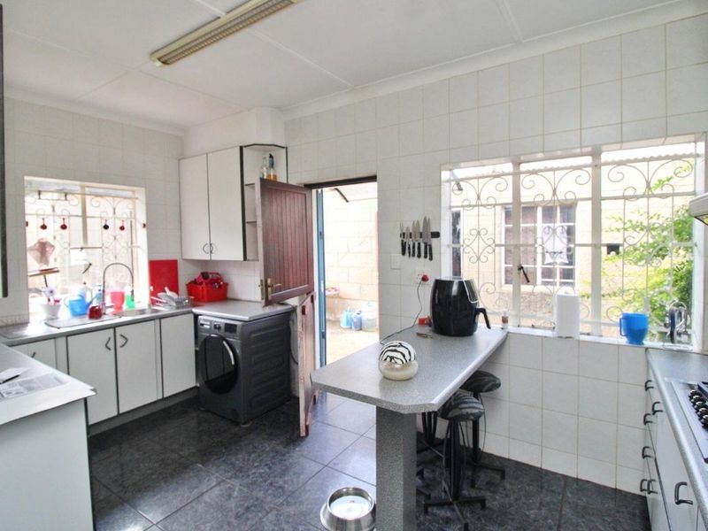 3 Bedroom House Plus a Cottage on 1215 sqm. - Photo 4