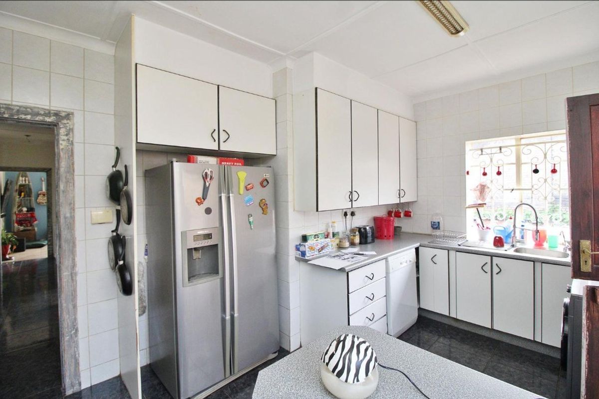 3 Bedroom House Plus a Cottage on 1215 sqm. - Photo 5