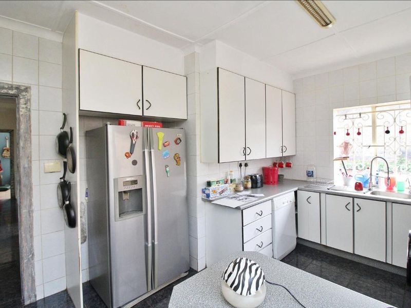 3 Bedroom House Plus a Cottage on 1215 sqm. - Photo 5