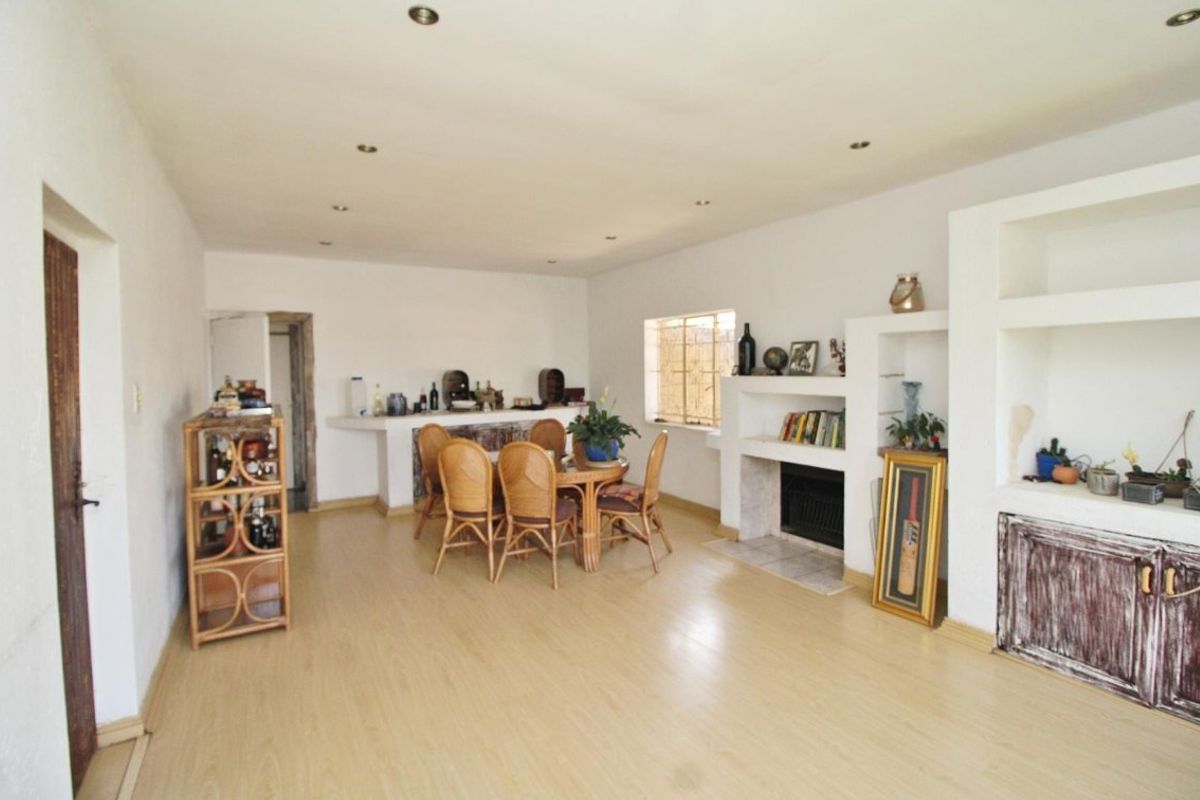 3 Bedroom House Plus a Cottage on 1215 sqm. - Photo 3