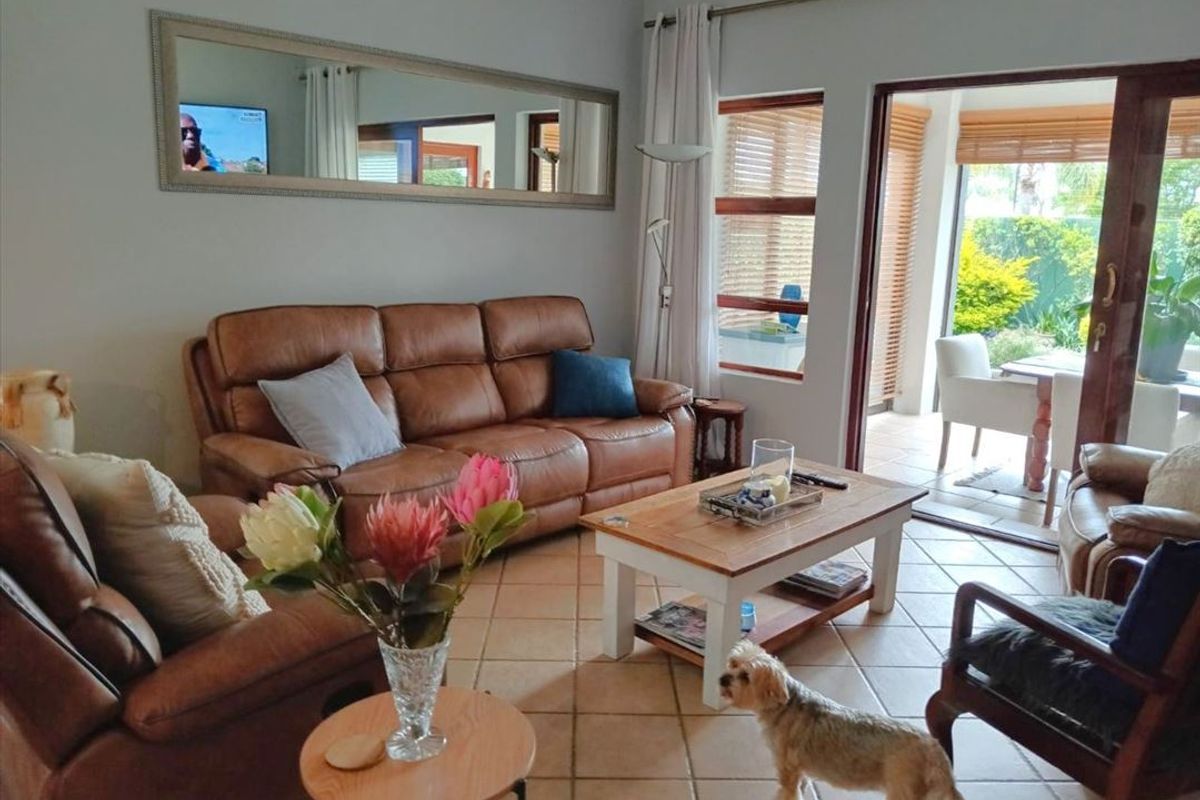 Elegant 3 Bedroom Family Home with Spacious Living Areas - Photo 2