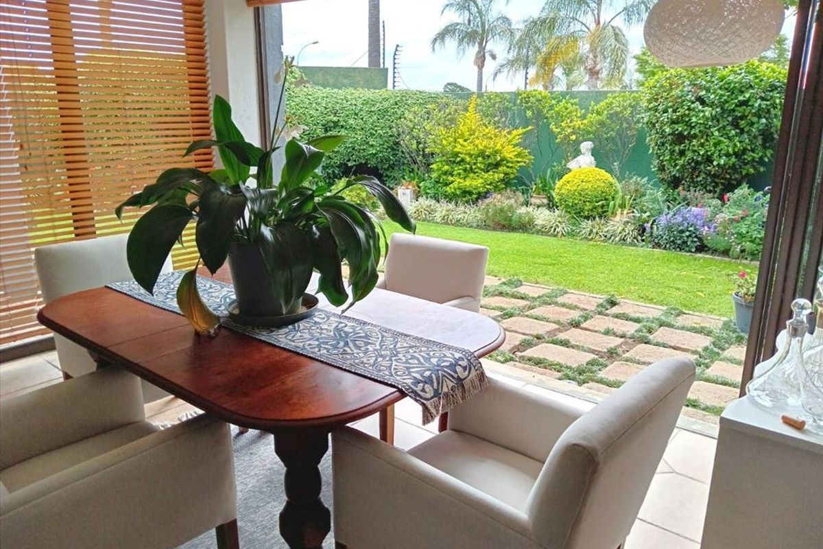 Elegant 3 Bedroom Family Home with Spacious Living Areas - Photo 3
