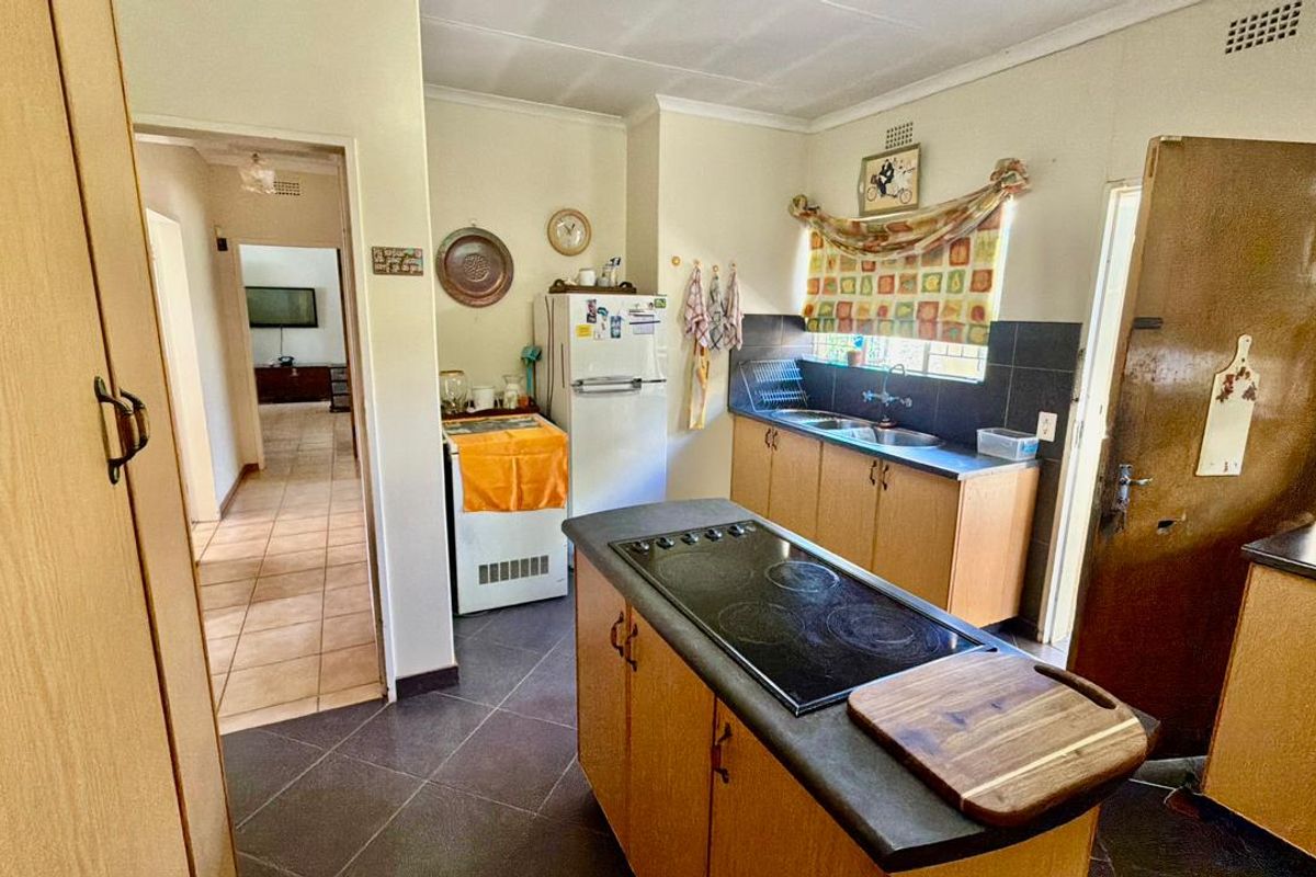 Beautiful 3-Bedroom Family Home with Pool in Prime Location - Photo 4