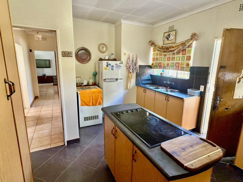 Beautiful 3-Bedroom Family Home with Pool in Prime Location - Photo 4